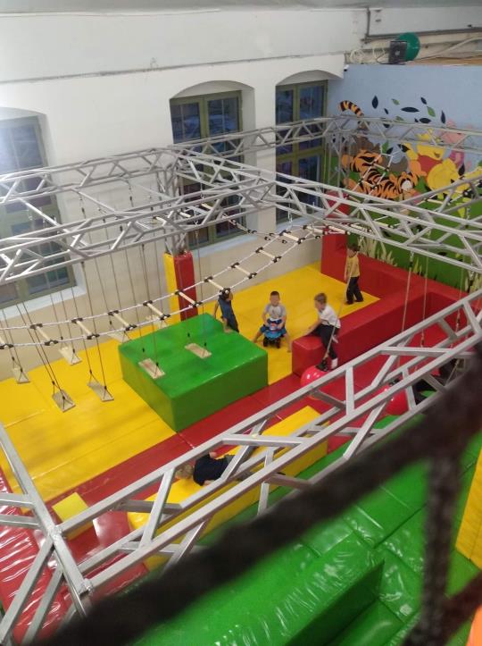 Rámová konstrukce vnitřního dětského hřiště s příslušenstvím, opičí háj, nindža dráha, měkké hrací "houby"-4